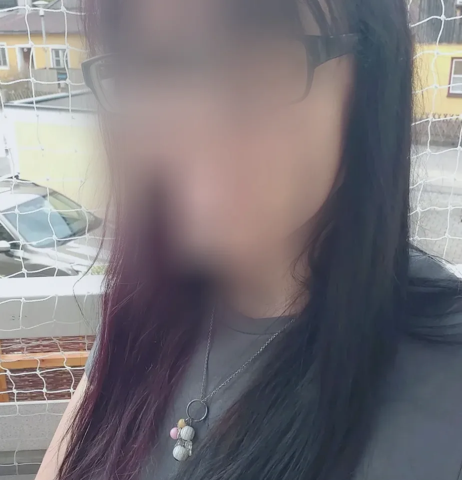 Zoe, 37